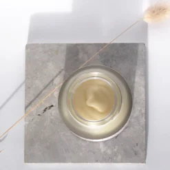 AYU Organics kiinteyttävä ja uudistava Raspberry & Kukui balsami 40g