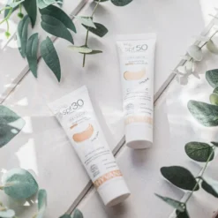 CC-voide Dhyvana SPF30 sävytetty aurinkovoide, 2 sävyä
