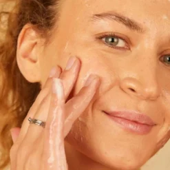 Öljytön kasvojen puhdistusaine Skin & Tonic Get Up Glow Jelly 100ml