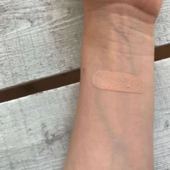 Peitevoide tummille silmänalusille Lauren Brooke