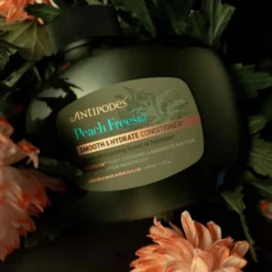 Silottava hoitoaine Antipodes Peach + Freesia Smooth & Hydrate